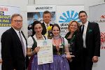 Staatsmeisterin Miriam Grädler mit Trainerin Christina Finder-Ott und Gratulanten der Wirtschaftskammer © Emmerich Mädl Staatsmeisterin Miriam Grädler mit Trainerin Christina Finder-Ott und Gratulanten der Wirtschaftskammer