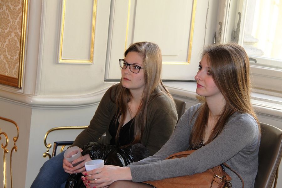 Juliane und Sarah lauschen gespannt Juliane und Sarah lauschen gespannt