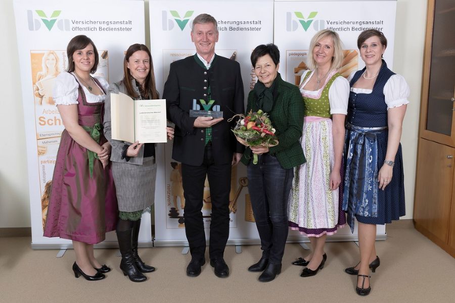 Erinnerungsfoto mit unseren Projektbetreuerinnen Erinnerungsfoto mit unseren Projektbetreuerinnen