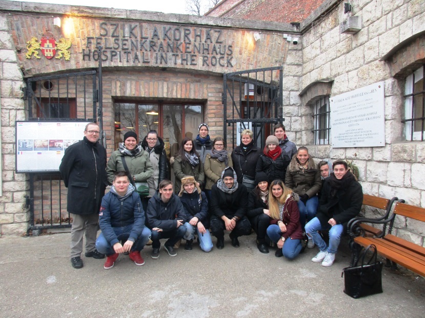 Gruppenfoto vor dem Felsenkrankenhaus Gruppenfoto vor dem Felsenkrankenhaus