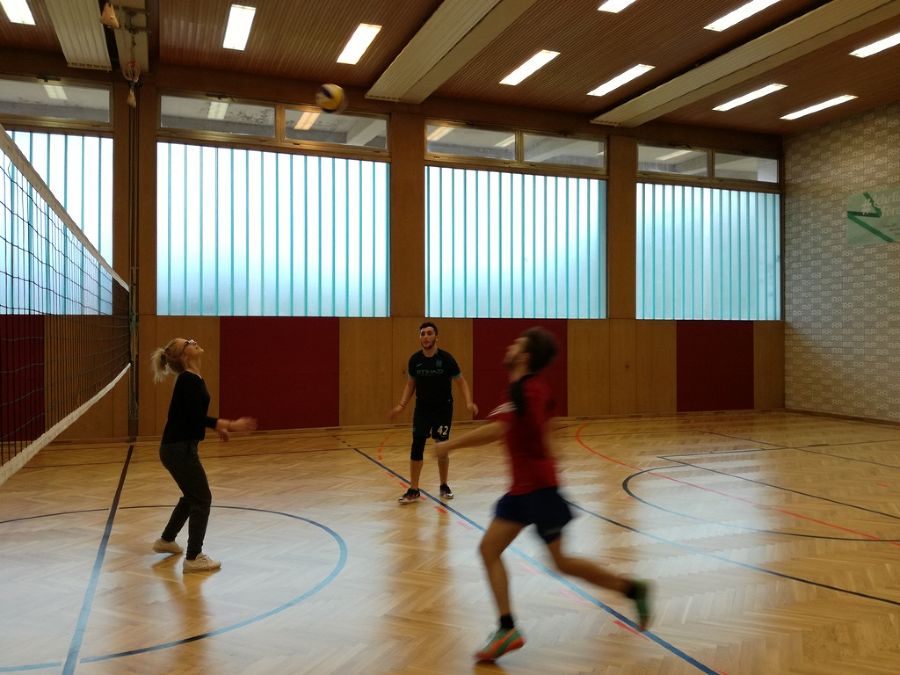 Die Schüler/innen sind mit großem Einsatz dabei. Die Schüler/innen sind mit großem Einsatz dabei.