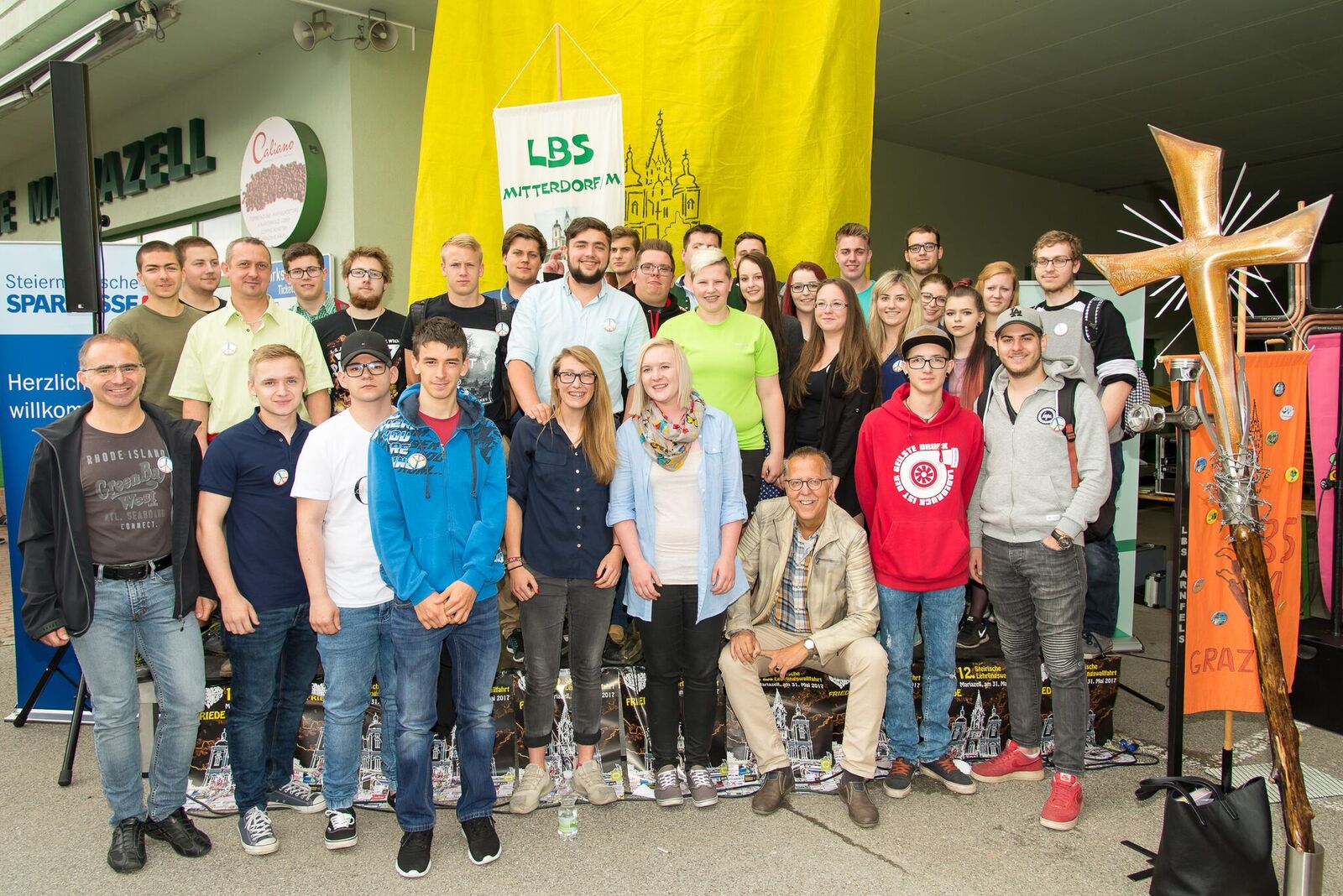 Die Schüler/innen der 2.dBL und 3.cBL mit ihren Begleitlehrern Uwe Heit und Walter Drexler © Marko Lantos Die Schüler/innen der 2.dBL und 3.cBL mit ihren Begleitlehrern Uwe Heit und Walter Drexler