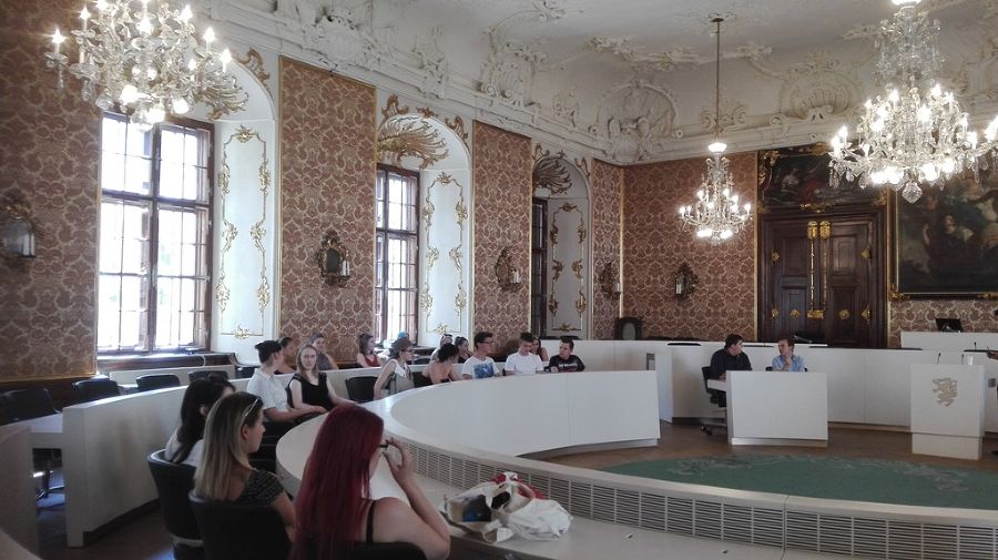 Die Schüler/innen im Sitzungssaal des Grazer Landtags Die Schüler/innen im Sitzungssaal des Grazer Landtags