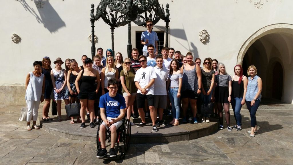 Die beiden Klassen mit ihren Begleitlehrerinnen vor dem Brunnen des Landhaushofes in Graz © LBS Mitterdorf Die beiden Klassen mit ihren Begleitlehrerinnen vor dem Brunnen des Landhaushofes in Graz