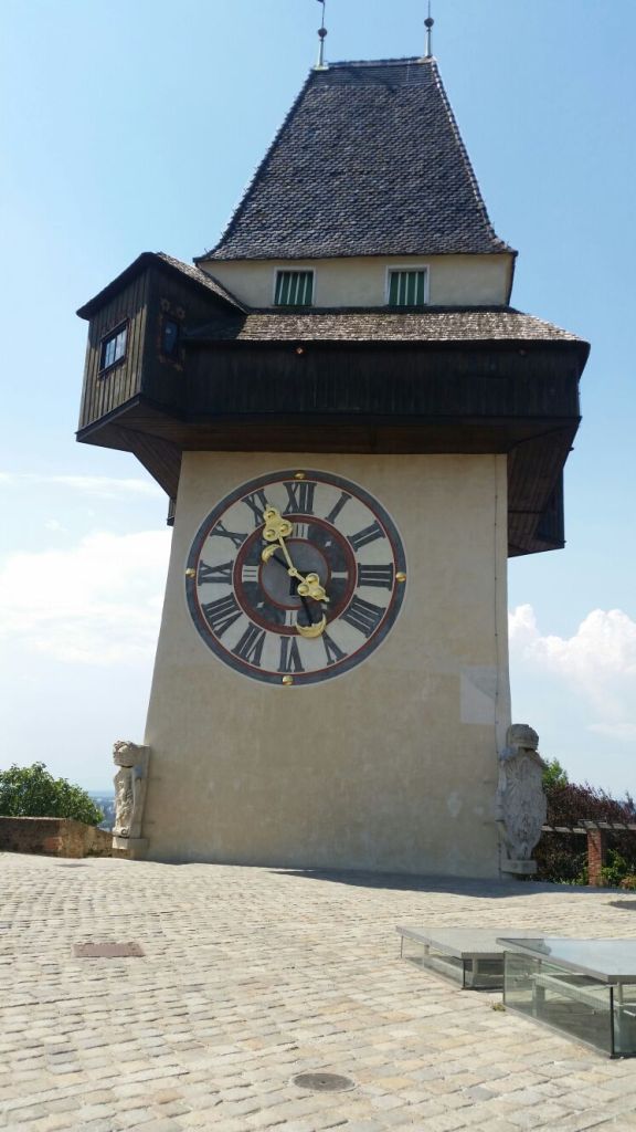 Der Grazer Uhrturm in voller Größe Der Grazer Uhrturm in voller Größe
