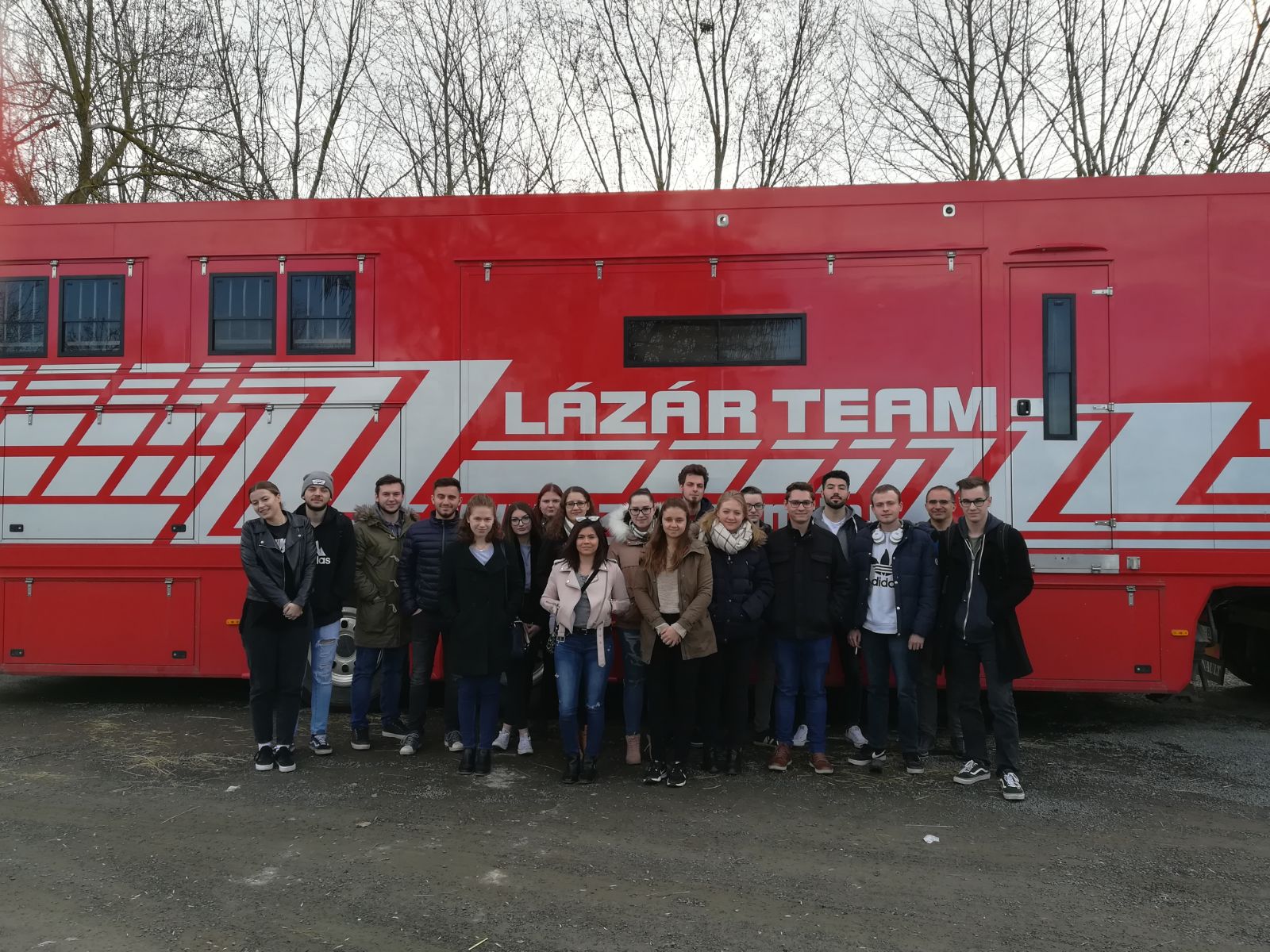 Die Schüler/-innen mit ihrem Klassenvorstand Herrn Dipl.-Ing. (FH) Uwe Heit beim Reithof Lázár © LBS Mitterdorf Die Schüler/-innen mit ihrem Klassenvorstand Herrn Dipl.-Ing. (FH) Uwe Heit beim Reithof Lázár