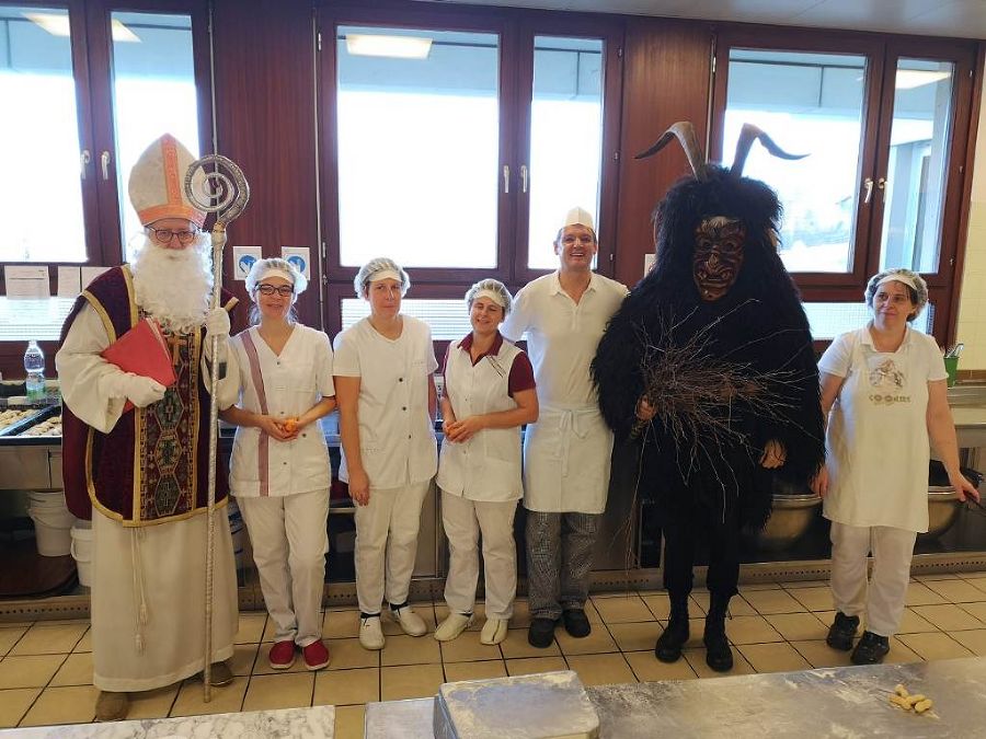 Nikolo und Krampus besuchten nicht nur alle 13 Klassen, die Direktion und die Internatsleitung, sondern auch die fleißigen Bienen in der Küche. Nikolo und Krampus besuchten nicht nur alle 13 Klassen, die Direktion und die Internatsleitung, sondern auch die fleißigen Bienen in der Küche.