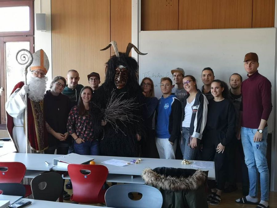 Gruppenbild der 4a Speditionslogistikklasse mit dem hohen Besuch. Gruppenbild der 4a Speditionslogistikklasse mit dem hohen Besuch.