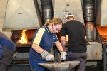 Schülerin beim Arbeiten am Amboss Schülerin beim Arbeiten am Amboss