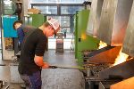 Schüler beim Messen des Werkstückes in der Schmiede Schüler beim Messen des Werkstückes in der Schmiede