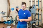 Vorbereitungsarbeiten eines Schülers an der Werkbank Vorbereitungsarbeiten eines Schülers an der Werkbank