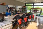 Lehrlinge bei der theoretischen Prüfung im Labor Lehrlinge bei der theoretischen Prüfung im Labor