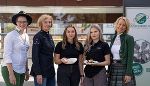 Gruppenfoto vor der Schule mit Lehrlingsbeauftragter Wimmer, Lehrerin Iber, zwei Schülerinnen und Dir. Mag. Krenn. Die Schülerinnen präsentieren dabei die zubereiteten Speisen. Gruppenfoto vor der Schule mit Lehrlingsbeauftragter Wimmer, Lehrerin Iber, zwei Schülerinnen und Dir. Mag. Krenn. Die Schülerinnen präsentieren dabei die zubereiteten Speisen.