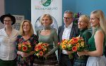 Gruppenfoto bei der Festveranstaltung mit Lehrerinnen der LBS Bad Radkersburg, der Direktorin Mag. Krenn und Fr. Wimmer als Lehrlingsbeauftragte von SPAR und Hr. Holzer als Geschäftsführer von SPAR Steiermark und Südburgenland. Gruppenfoto bei der Festveranstaltung mit Lehrerinnen der LBS Bad Radkersburg, der Direktorin Mag. Krenn und Fr. Wimmer als Lehrlingsbeauftragte von SPAR und Hr. Holzer als Geschäftsführer von SPAR Steiermark und Südburgenland.