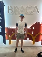 Schüler vor dem Wahrzeichen Braga