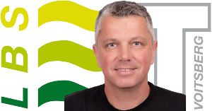 Portrait von Heiko Amreich vor LBS Voitsberg Logo