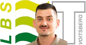 Portrait von Martin Cosic vor LBS Voitsberg Logo