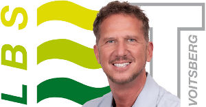 Portrait von Andreas Eisner vor LBS Voitsberg Logo