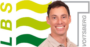 Portrait von Bernhard Fink vor LBS Voitsberg Logo