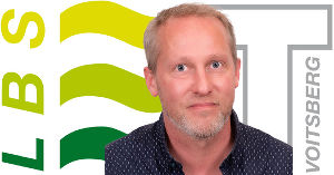 Portrait von Arnold Gössler vor LBS Voitsberg Logo