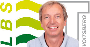 Portrait von Markus Hiebl vor LBS Voitsberg Logo