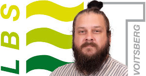 Portrait von Roland Hojas vor LBS Voitsberg Logo