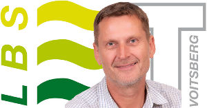 Portrait von Chrsistof Jandl vor LBS Voitsberg Logo