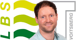 Portrait von Patrick Köppel vor LBS Voitsberg Logo