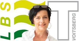 Portrait von Ursula Kalcher vor LBS Voitsberg Logo