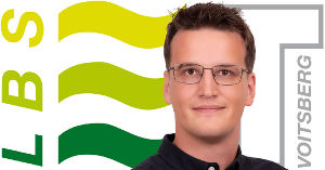 Portrait von Christoph Korte vor LBS Voitsberg Logo