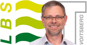 Portrait von Horst Kreis vor LBS Voitsberg Logo