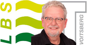 Portrait von Marko Lantos vor LBS Voitsberg Logo