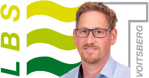 Portrait von Andreas Reinisch vor LBS Voitsberg Logo