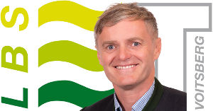 Portrait von Anton Schildberger vor LBS Voitsberg Logo