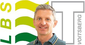 Portrait von Andreas Steßl vor LBS Voitsberg Logo