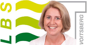 Portrait von Hannelore Unterholzer-Kiedl vor LBS Voitsberg Logo