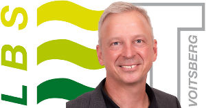 Portrait von Josef Unterholzer vor LBS Voitsberg Logo