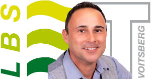 Portrait von Manuel Weber vor LBS Voitsberg Logo