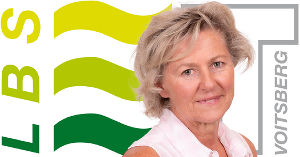 Portrait von Michaela Zöhrer vor LBS Voitsberg Logo