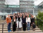 Gruppenfoto der teilnehmenden Schüler:innen und Lehrerinnen vor dem Landesgericht in Leoben