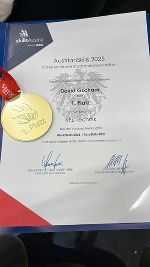 Hier ist ein Foto von einer Goldmedaille zu sehen.