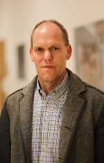 Person mit grauem Jackett und blauem Hemd, Blick in die Kamera. Schulleiter an der Landesberufsschule Murau.