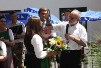 Obmann Siegfried Röck überreicht Chorleiterin Dir. Manuela Berghold einen der gefertigten Notenschlüssel