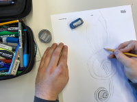 Manuel Schönauer (Mosdorfer GmbH) bei seiner Bleistiftzeichnung 