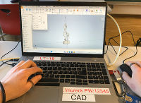 David Walcher (Kunstschmiede Uggowitzer) zeichnet ein Modell am Computer