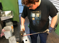 Schüler Felix Bauer (Mosorfer GmbH) bei den ersten Arbeitschritten vom geschmiedeten Notenschlüssel