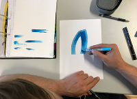 Martin Kraner (Himmelberger Zeughammerwerk) bei der colorierung seiner Zeichnung