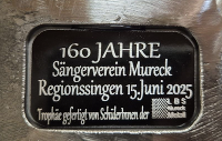 Grundplatte der Trophäe mit sichtbarer Einfräsung und angebrachtem Schild mit Aufdruck