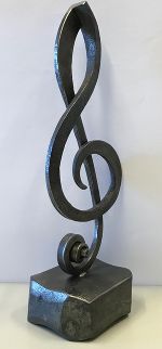 Foto des fertig geschmiedeten Notenschhlüssels vor neutralem Hintergrund © Armin Reinbacher