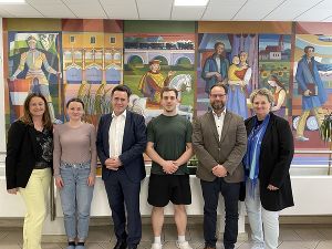 Berufsschuldirektorin Mag. Daniela Wied, BEd, Schülerin
Christina Neumayer, KommR Norbert Adler, Schüler Manuel Safar, Mag. (FH) Christian Mayrhuber und BOL Dipl.-Päd. Monika Szabo stehen in einer Reihe für ein Foto zusammen